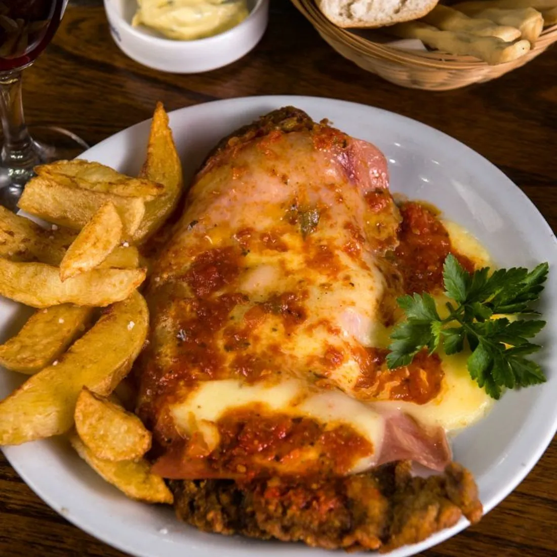Milanesa napolitana con guarnición
