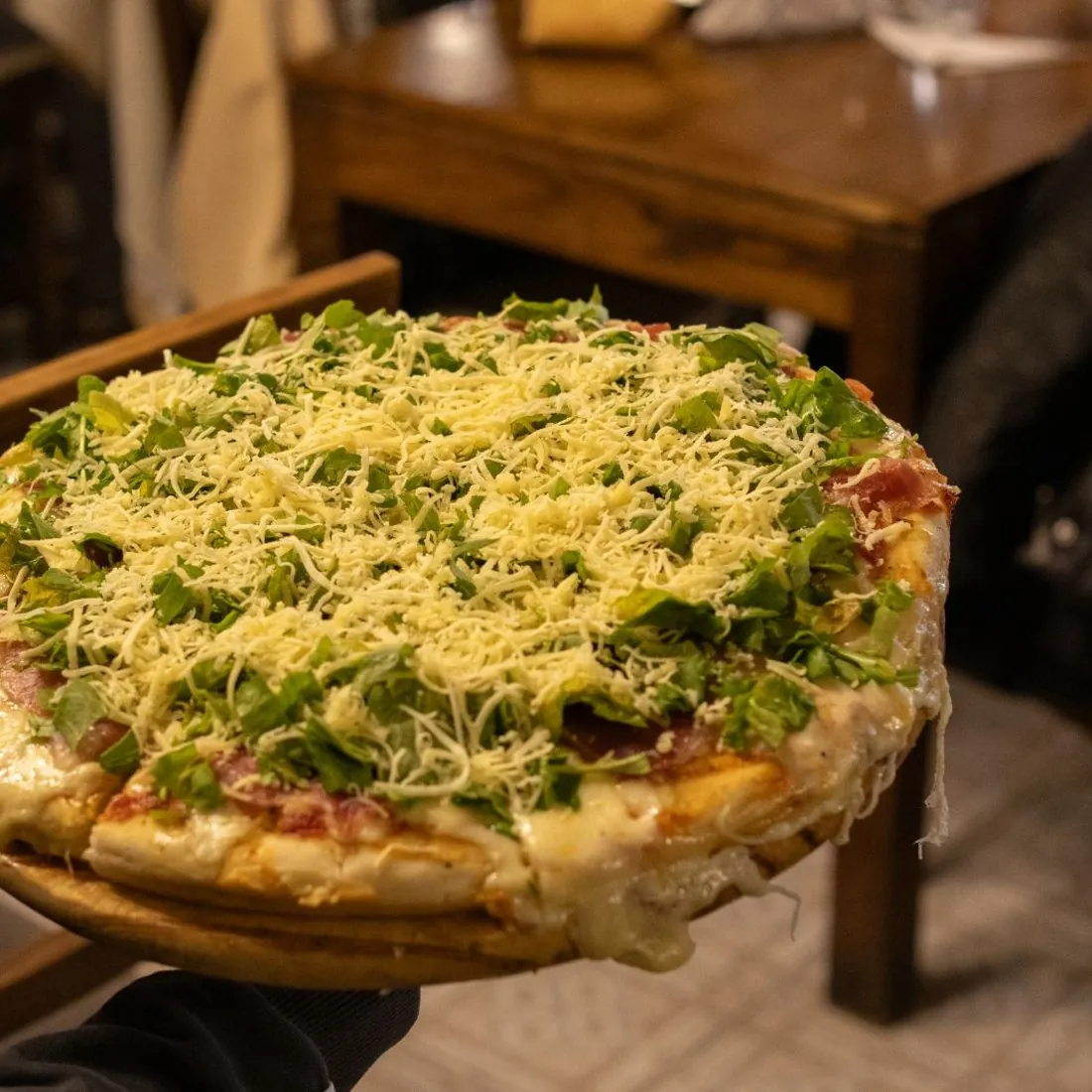 Pizza de crudo, rúcula y parmesano