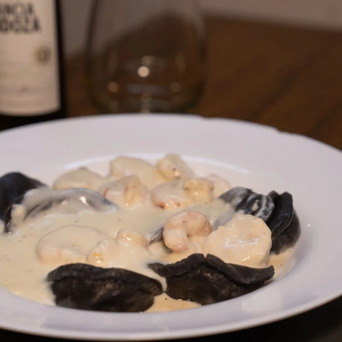 Sorrentinos de salmón con crema y camarones